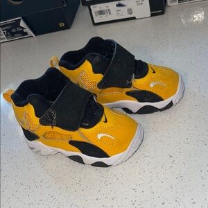 Nike Kids Yellow and Black Sneakers